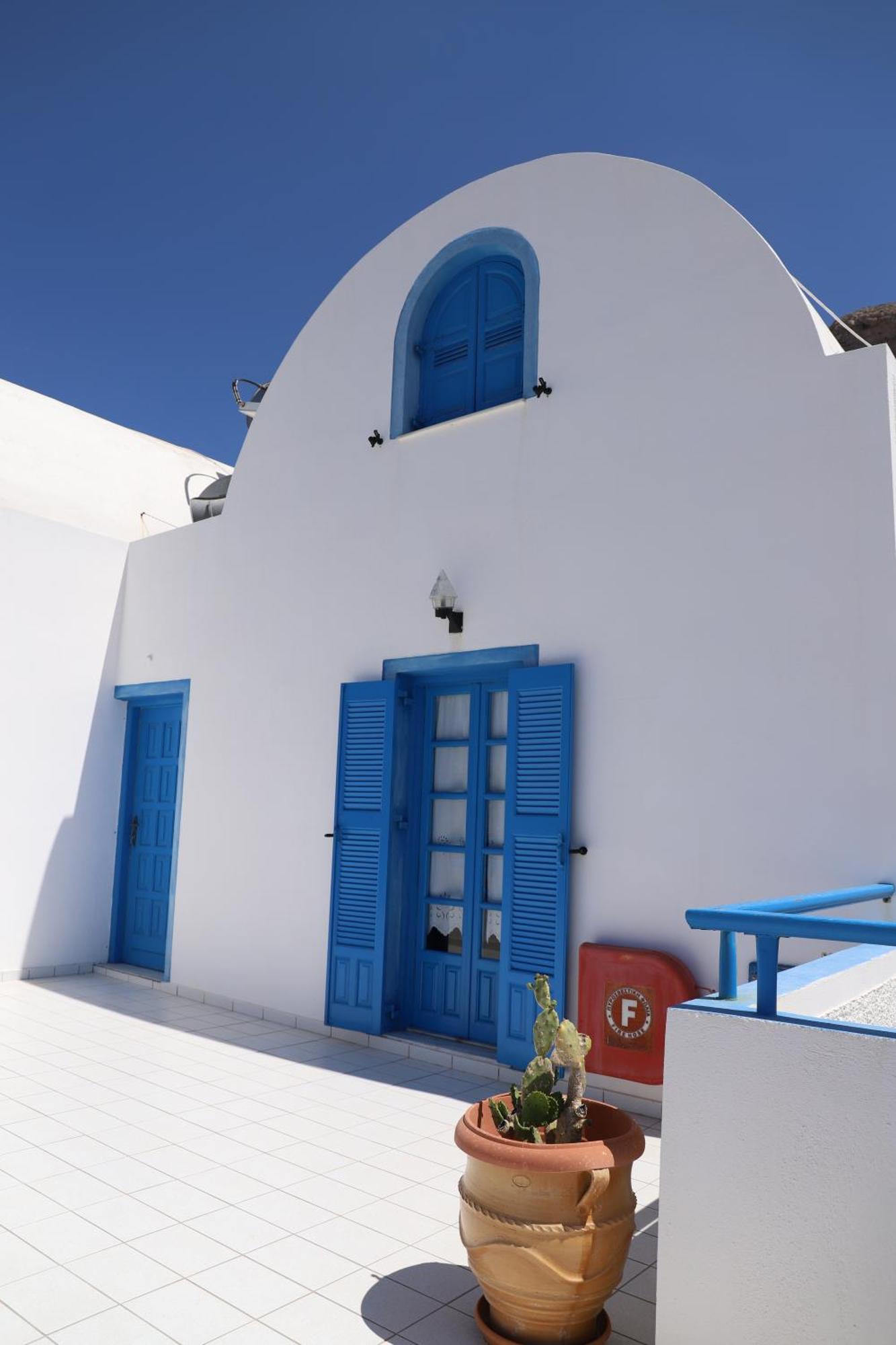 Santorini Seaside Retreat - Flora'S Summer Escape 佩里萨 外观 照片
